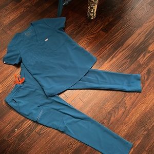FIGS women’s alps blue scrub set